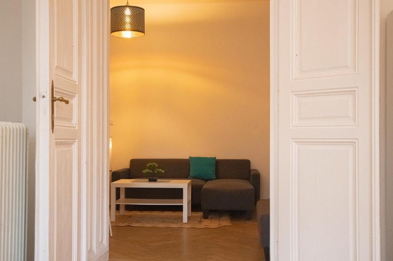 Vibrant 3br Near Akh Hospital - Perfect For Groups * Viena